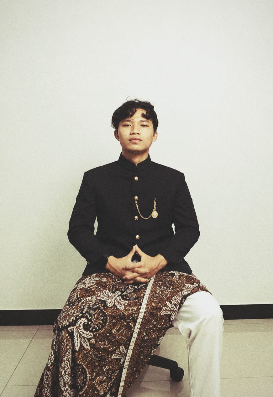 Portrait A.N Hidayat mengenakan busana Jawa modern